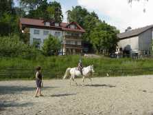 Ponyreiten auf unserem Reitplatz, im Hintergrund das Gästehaus