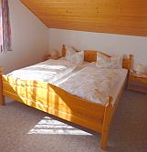 Blick in ein gem&uuml;tliches Schlafzimmer